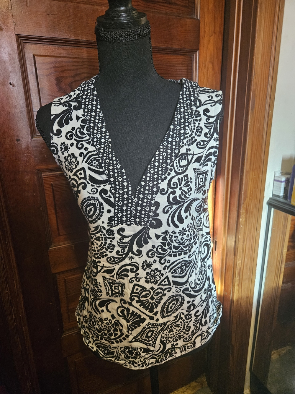 croft & barrow Black and White Sleeveless V-Neck Tank